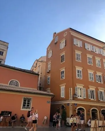 Leone Old Town Апартаменты